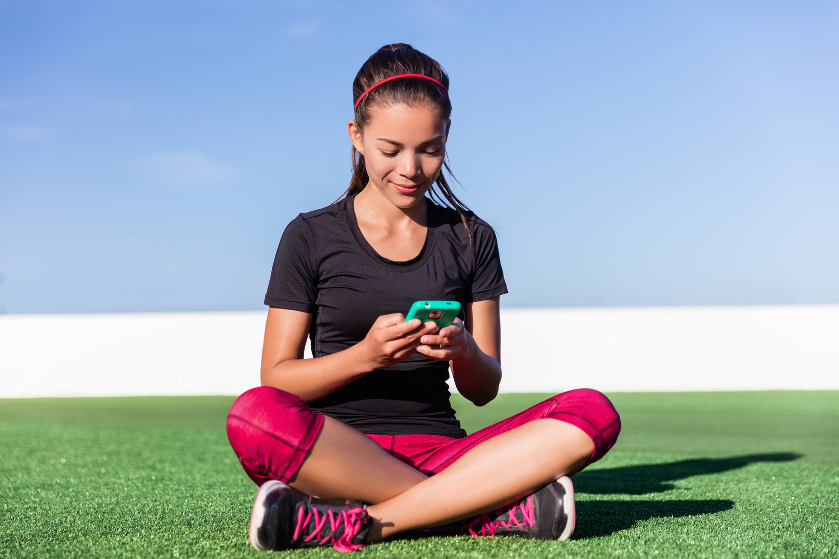 millennial using mobile fitness
